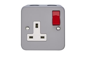 13A 1 Gang Single Pole Switched Metalclad Socket With Red Rockers